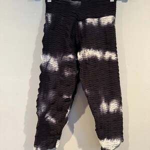 Booty by Brabants Capri Leggings – Black & White Tie-Dye – Textured Honeycomb